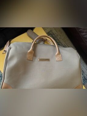 London Fog Large Weekender satchek Style  Zip Strap 20” bag